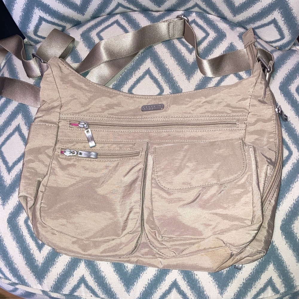 Baggallini Beige Crossbody Bag 🌸